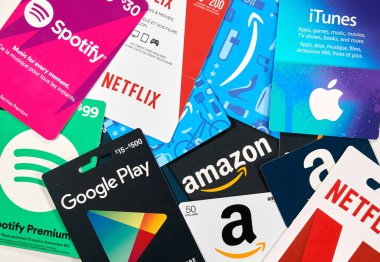 Montreal, Kanada - 6 Nisan 2020: Amazon, Netflix, Xbox, Google Play, Best Buy, Spotify gibi birçok markanın hediye kartları. Hediye kartı, satın almak için kullandığınız ön ödemeli bir kartdır.