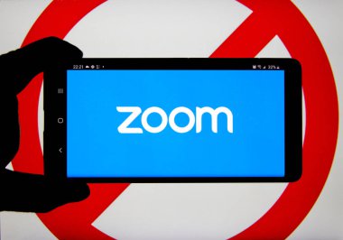 Montreal, Kanada - 9 Nisan 2020: Zoom uygulaması ve logosu yasaklanmış levha üzerinde ekranda. Zoom Communications, güvenlik açığıyla bilinen uzak konferans platformu ve yazılımıdır