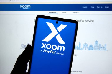 Montreal, Kanada - 2 Mayıs 2020 Xoom mobil uygulama ve logosu. Xoom, tüketicilere para gönderme, faturaları ödeme ve cep telefonlarını 131 ülkeye yeniden yükleme olanağı sağlayan elektronik fon transferi PayPal Servisidir.