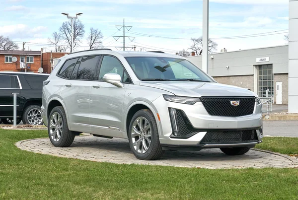 Nuevo modelo 2020 de Cadillac XT6 400 en concesionario . — Foto de Stock