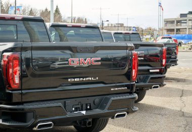 Montreal, Kanada - 2 Mayıs 2020: GMC Denali arabası ve logosu. General Motors Truck Company, resmi olarak GMC, Amerikan otomobil üreticisi General Motors 'un bir bölümüdür..