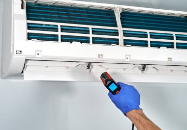 Montreal, Kanada - 24 Mayıs 2020: Gree klimasının içindeki kızılötesi termometreyle kontrol edilen teknik sıcaklık. Gree Electric, kısmen devlet malı Çinli bir cihaz üreticisi.