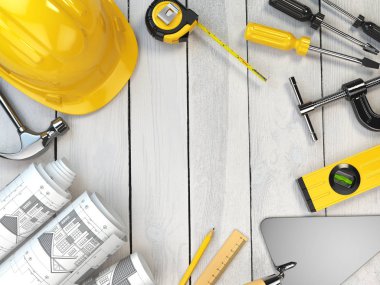 Ahşap arka plan üzerinde inşaat araçları. Zor kask, mala,