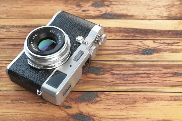 Сучасна бездзеркальна камера витіснила ретро вінтажну плівкову камеру o — стокове фото