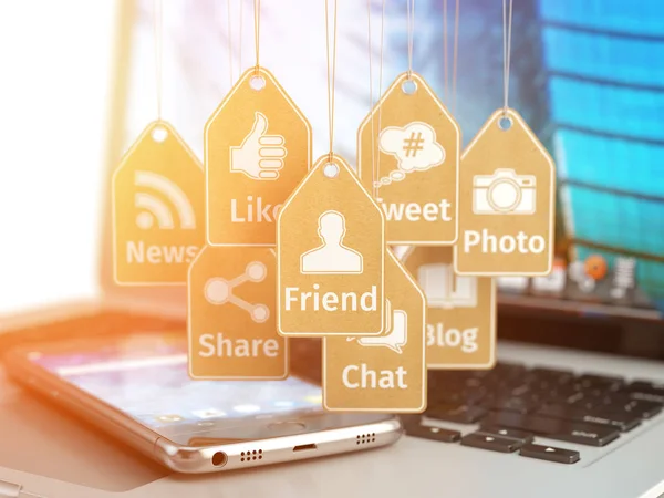Laptop, Handy und Anzeichen von Social-Media-Apps auf dem Etikett — Stockfoto