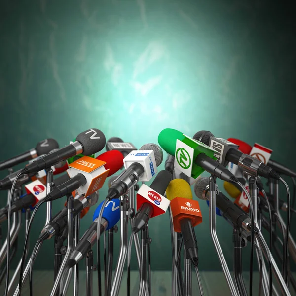 Mikrofony pro tiskové konference nebo rozhovor na zelené — Stock fotografie