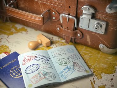 Seyahat veya turizmi kavramı. Eski çanta ile açılan passport w