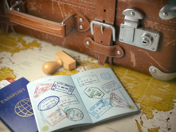 Seyahat veya turizmi kavramı. Eski çanta ile açılan passport w — Stok fotoğraf