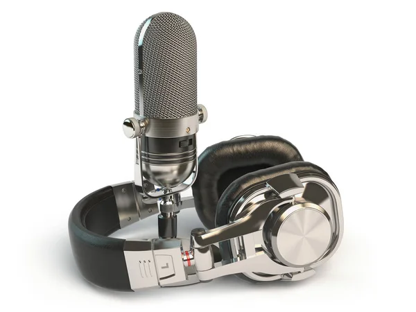 Mikrofon a sluchátka izolované na bílém. Záznam zvuku nebo — Stock fotografie