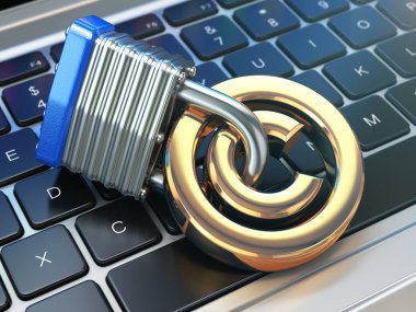Telif hakkı işareti ile laptop klavye üzerinde kilit. Fikri pr