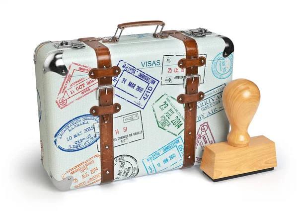 Cestování nebo turism koncept. Starý kufr s vízová razítka, samostatný — Stock fotografie