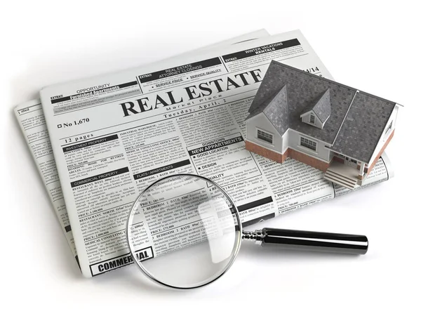 Anuncios inmobiliarios anuncios clasificados periódico con casa y lupa — Foto de Stock