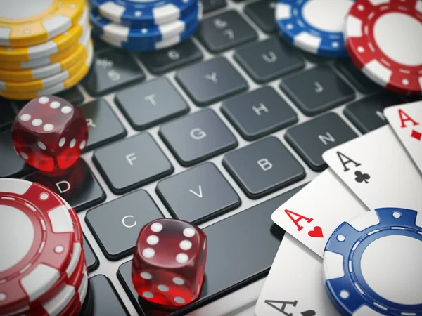 Casino online. Glücksspiel-Chips, Karten und Würfel am Laptop berechnen — Stockfoto