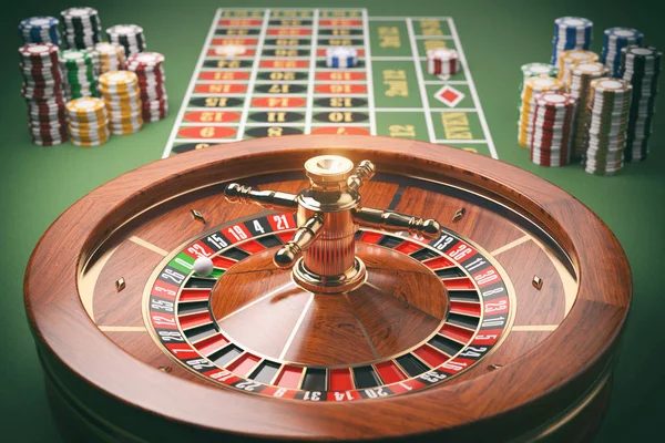 Rueda de ruleta de casino con fichas de casino en la mesa verde. Juegos de azar —  Fotos de Stock