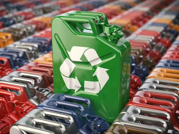Verde jerrycan com sinal de reciclagem contra o fundo de muitos — Fotografia de Stock