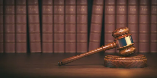 Gavel en el fondo de los libros de abogados antiguos. Concepto de derecho — Foto de Stock