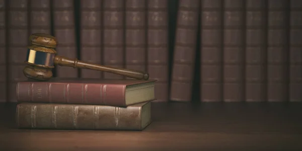 Гевель на тлі старовинних книг юристів. Концепція права — стокове фото