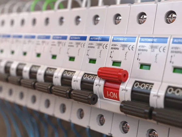 Interruptores em fusebox. Muitos travões de circuito preto em uma fileira na posição OFF e um interruptor vermelho na posição ON . — Fotografia de Stock