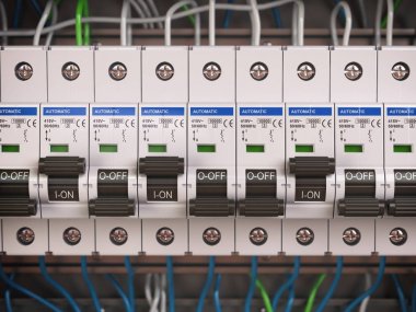 Fusebox elektrik anahtarları. Birçok siyah devre brakers bir ro