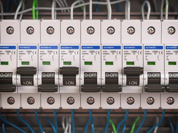 Interruptores eléctricos en caja de fusibles. Muchos frenos de circuito negro en un ro — Foto de Stock