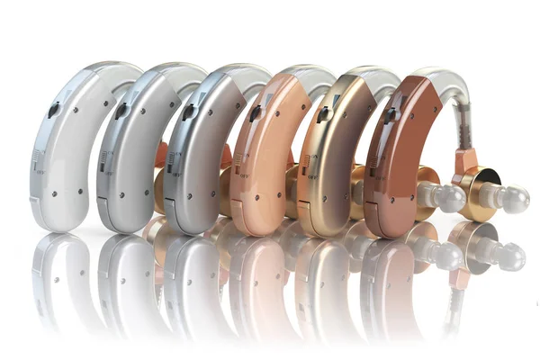 Слуховые аппараты различных цветов изолированы на белом фоне. Глухой слуховой аппарат. 3d — стоковое фото