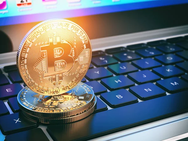 Gouden bitcoins op laptop toetsenbord. Winning van cryptocurrency. — Stockfoto
