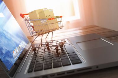 Online alışveriş ve e-ticaret. Laptop ve alışveriş sepeti ile bo