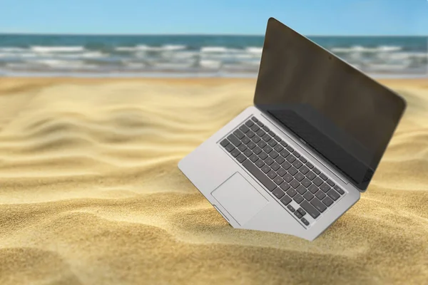 Komputer laptop w piasku na plaży morza lub oceanu. Freelance — Zdjęcie stockowe