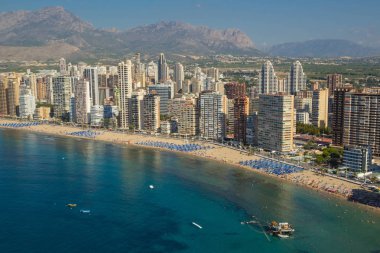 Bir Benidorm sahil şeridi. Benidorm, havadan görünümü ile plaj ve