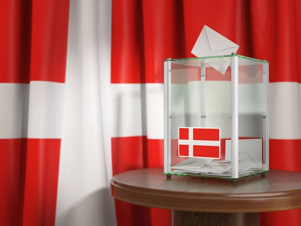 Урна з прапор Данії та виборчі бюлетені. Данська-presid — стокове фото