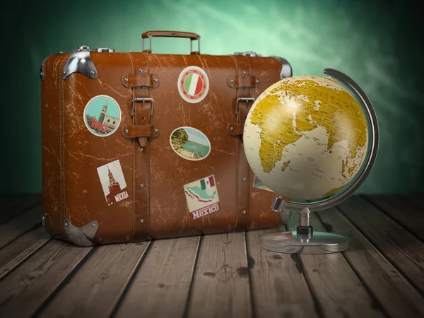 Vieille valise avec globe sur fond bois. Voyages ou tourisme c — Photo