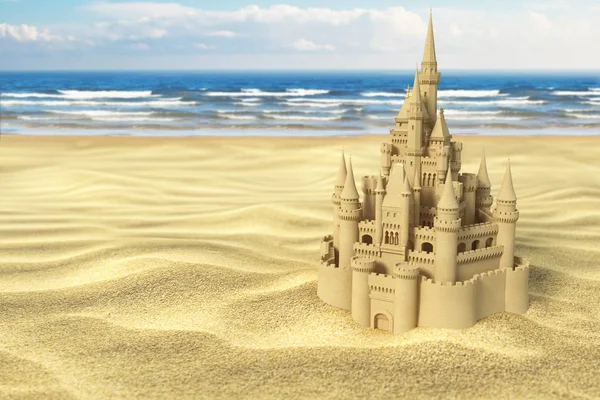 Zandkasteel op het strand op de zee en hemel achtergrond. — Stockfoto