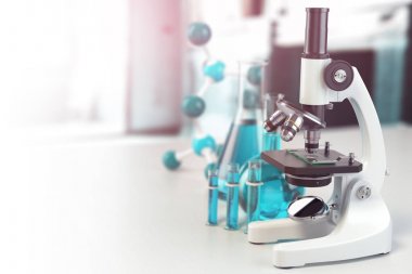 Mikroskop laboratuvar cam, şişe ve colbas. Bilim laborat
