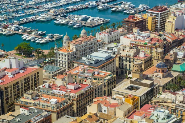 Flygfoto över hamnen och kusten i Alicante, Spanien — Stockfoto