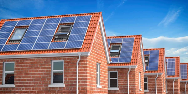 Fila de casa con paneles solares en el techo sobre fondo azul cielo . —  Fotos de Stock