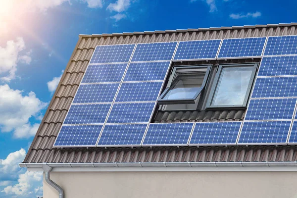 Paneles solares para la energía verde en el techo de azulejos de hous suburbano —  Fotos de Stock