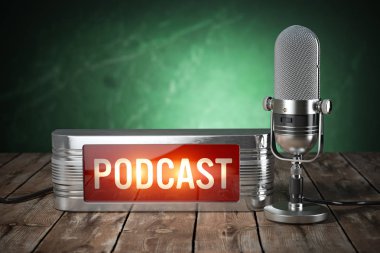 Podcast. Metin podcast 'li klasik mikrofon ve tabela.