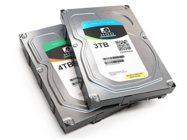 Disk sürücüsü beyaz üzerine izole edilmiş farklı boyutlarda Hdd. 