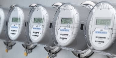Güç kullanımını bir sırada dijital elektrik sayaçları ölçer. Elektrik ver.