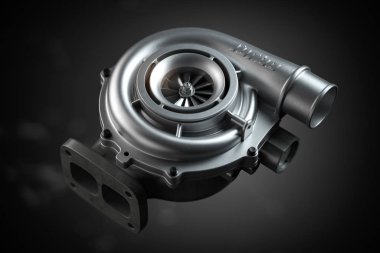 Siyah arka planda turbo şarj aleti. Otomatik parça turbo motor tec