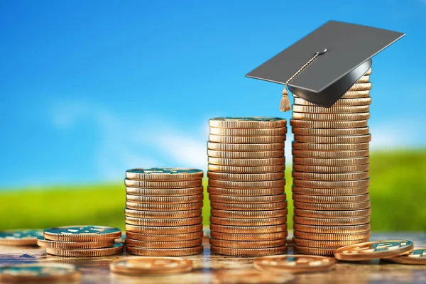Vzdělávací Cena Růst Nákladů Úspory Vzdělání Maturitní Čepice Hromádkách Zlatých — Stock fotografie
