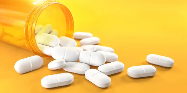 Prášky Oranžové Pilulky Láhev Žlutém Pozadí Kopírovacím Prostorem Léky Předpis — Stock fotografie
