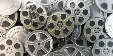Film makaraları ve kutular. Video, film, sinema konsepti. 3d illüstrasyon