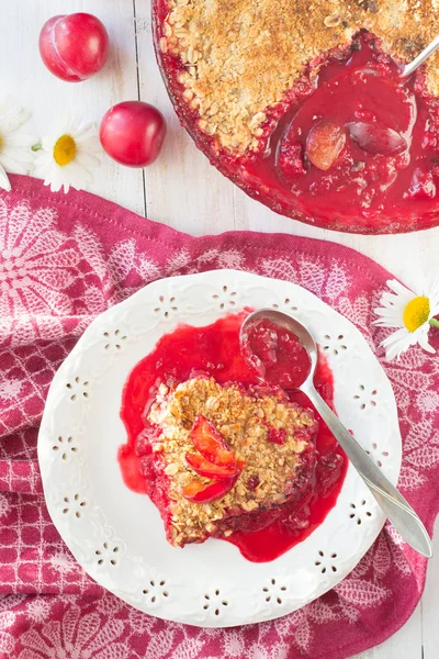 Crumble de prune sur table en bois — Photo