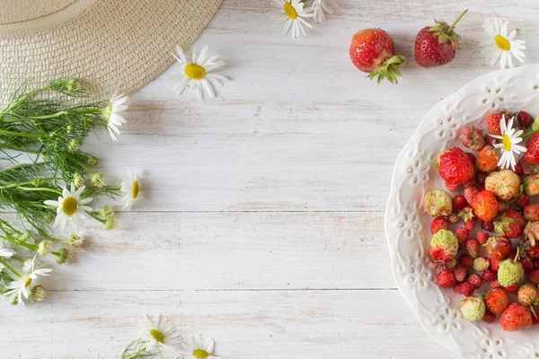 Цветы и ягоды на столе — стоковое фото