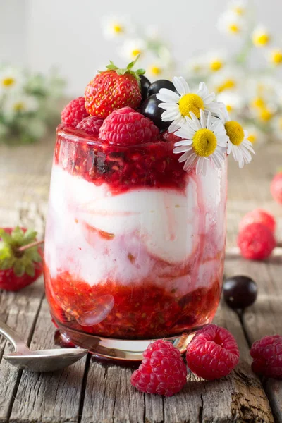 Yogurt con fragola, lampone e corrente nera — Foto Stock