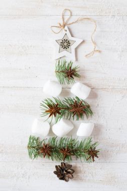 Ahşap arka planda noel ağacı süslemesi