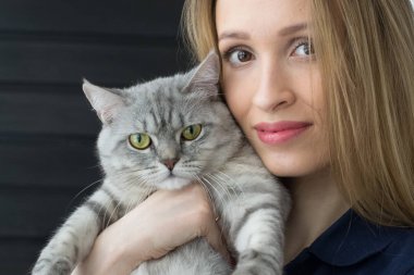 Kız ve İngiliz kedi