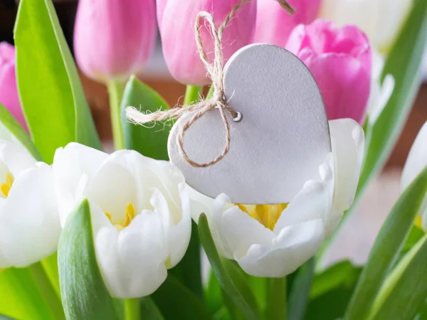 Corazón Madera Sobre Flores — Foto de Stock