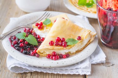 Krem peynir ve lingonberries ile Pancakes